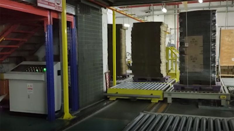 Chariot de transfert motorisé avec convoyeur à rouleaux