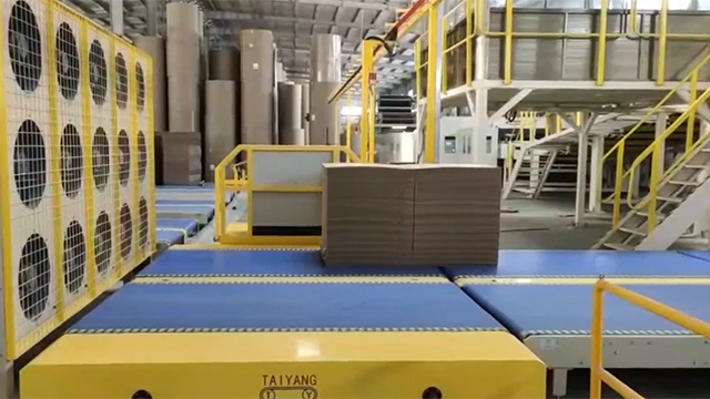 Chariot de transfert dans la zone de déchargement de la ligne de cartons ondulés
